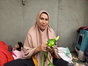 Cerita Aniarti Jualan Kulit Ketupat di Pasar Makassar, Tak Seramai Dulu