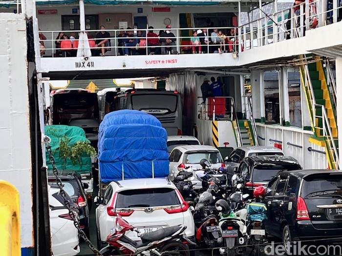 Antrean kendaraan di Pelabuhan Ketapang Banyuwangi
