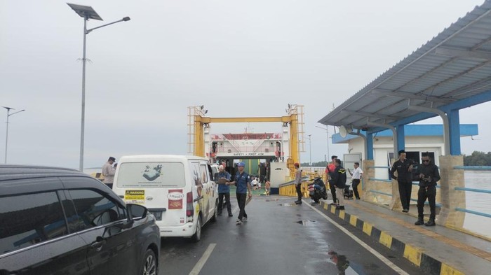 Antrean kendaraan yang akan menyeberang dari Pelabuhan TAA-Tanjung Kalian.