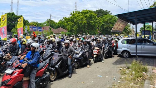 Antrean pemudik, didominasi pengendara sepeda motor, memadati Pelabuhan Gilimanuk, Jembrana, Bali, Minggu (30/3/2025). (Foto: Dok. Istimewa)