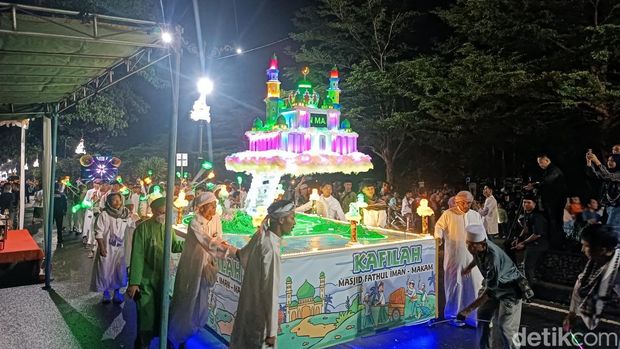 Antusias Masyarakat Lombok Tengah mengikuti acara Pawai Lampion dalam rangka menyambut 1 Syawal 1446 Hijrah di Lombok Tengah. (Edi Suryansyah/detikBali)