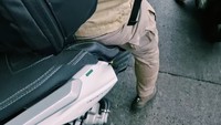 Di perjalanan, Ariel NOAH mengabadikan momen perjalanannya menggunakan kamera. Saat macet, Ariel merekam kakinya saat mengimbangi motor ketika jalanan macet. Terpantau Ariel memakai sepatu dan celana panjang, keamanan berkendara sangat dijaga. Foto: dok. Instagram Ariel NOAH