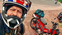 Ini adalah momen mudik Ariel pada April 2023. Dia selfie dengan motor bebek jenis Honda CT125. Foto: dok. Instagram Ariel NOAH
