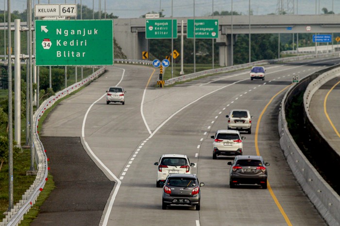 Sejumlah kendaraan melintas di ruas tol Ngawi-Kertosono di kilometer 647, Nganjuk, Jawa Timur, Minggu (30/3/2025). Pada H-1 Idul Fitri 1446 H arus lalu lintas kendaraan yang melintas di jalan tol tersebut dari arah Ngawi menuju ke Surabaya atau sebaliknya terpantau ramai lancar. ANTARA FOTO/Muhammad Mada/foc.