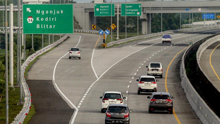 Sejumlah kendaraan melintas di ruas tol Ngawi-Kertosono di kilometer 647, Nganjuk, Jawa Timur, Minggu (30/3/2025). Pada H-1 Idul Fitri 1446 H arus lalu lintas kendaraan yang melintas di jalan tol tersebut dari arah Ngawi menuju ke Surabaya atau sebaliknya terpantau ramai lancar. ANTARA FOTO/Muhammad Mada/foc.