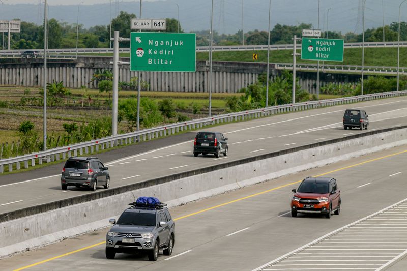 Sejumlah kendaraan melintas di ruas tol Ngawi-Kertosono di kilometer 647, Nganjuk, Jawa Timur, Minggu (30/3/2025). Pada H-1 Idul Fitri 1446 H arus lalu lintas kendaraan yang melintas di jalan tol tersebut dari arah Ngawi menuju ke Surabaya atau sebaliknya terpantau ramai lancar. ANTARA FOTO/Muhammad Mada/foc.