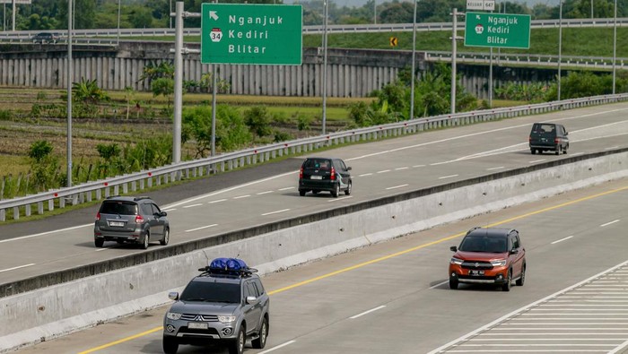 Arus Mudik H-1 Lebaran di Tol Ngawi-Kertosono Ramai Lancar Sejumlah kendaraan melintas di ruas tol Ngawi-Kertosono di kilometer 647, Nganjuk, Jawa Timur, Minggu (30/3/2025). Pada H-1 Idul Fitri 1446 H arus lalu lintas kendaraan yang melintas di jalan tol tersebut dari arah Ngawi menuju ke Surabaya atau sebaliknya terpantau ramai lancar. ANTARA FOTO/Muhammad Mada/foc.