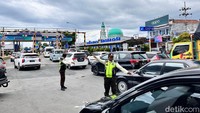 Petugas terus berusaha mengurai kepadatan dan melancarkan arus (Foto: Eka Rimawati)