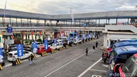 Pengguna kendaraan menunggu selama 2,5 jam lebih untuk masuk ke kapal (Foto: Eka Rimawati)