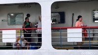 Penumpang lega bisa masuk kapal setelah menunggu berjam-jam lamanya (Foto: Eka Rimawati)