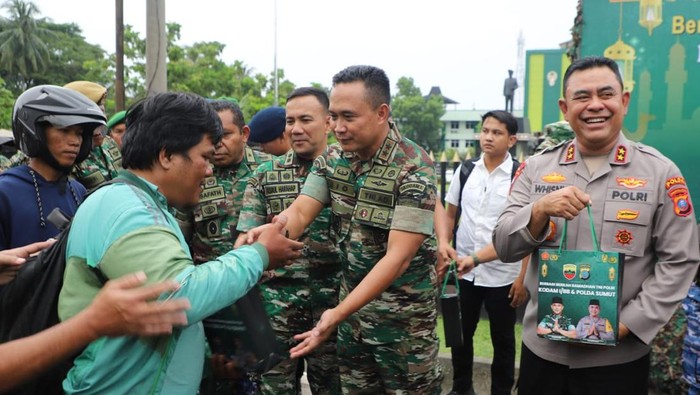 Pangdam I Bukit Barisan, Mayjen TNI Rio Firdianto bersama Kapolda Sumut Irjen Pol Wishnu Hermawan Februanto bagikan paket berbuka kepada warga Medan.