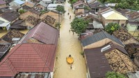 Ratusan rumah di beberapa kelurahan di kota itu terendam banjir hingga satu meter lebih.