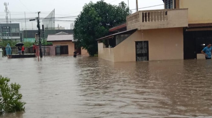 Banjir yang rendam masjid dan rumah warga di Jambi