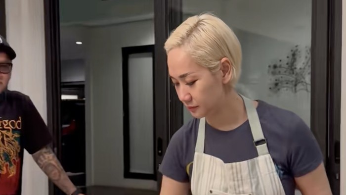 Bunga Citra Lestari membuat kue coklat.