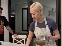 BCL Butuh 8 Jam Olah 12 Kg Rendang, Langsung Buat Kue Coklat Paling Ditunggu