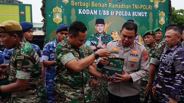 Mayjen TNI Rio Firdianto bersama Irjen Pol Wishnu Hermawan Februanto membagikan paket berbuka kepada warga Medan dan sekitarnya.