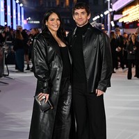 Penyanyi 38 tahun itu datang bersama sang suami, Alex Fine, yang merupakan salah satu aktor film tersebut. Mereka berdua kompak bersolek dalam balutan busana serba hitam dan berbahan kulit nan serasi. (Foto: Shane Anthony Sinclair/Getty Images for Paramount Plus)