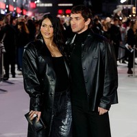 Malam kencan di pemutaran perdana MobLand di Inggris,” tulis Cassie di Instagram. Unggahan tersebut menampilkan foto dan video dari momen glamornya bersama pria yang dinikahinya pada 2019.  “Aku mencintaimu, @alexfine44 ♥️♥️♥️♥️, tambahnya. (Foto: John Phillips/Getty Images)