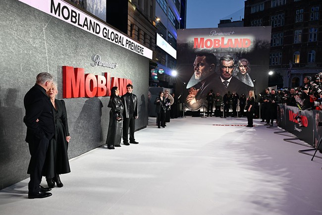 Momen Cassie dan Alex memamerkan kemesraan mereka di karpet merah. Mereka tampil berbarengan dengan bintang Mobland lainnya, seperti aktris Helen Mirren dan Pierce Brosnan. (Foto: Kate Green/Getty Images for Paramount Plus)