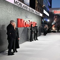 Momen Cassie dan Alex memamerkan kemesraan mereka di karpet merah. Mereka tampil berbarengan dengan bintang Mobland lainnya, seperti aktris Helen Mirren dan Pierce Brosnan. (Foto: Kate Green/Getty Images for Paramount Plus)