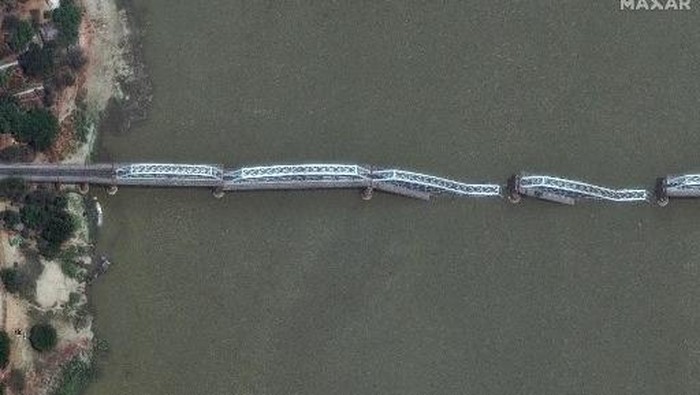(COMBO) This combination of handout satellite images released by Maxar Technologies on March 29, 2025, show the collapsed Inwa Bridge (top) over the Irrawaddy River near Mandalay, Myanmar after the March 27, 2025, earthquake, and the same bridge on March 23 (bottom). The death toll from the 7.7-magnitude earthquake that hit Myanmar and Thailand passed 1,600 on March 29, as rescuers dug through the rubble of collapsed buildings in a desperate search for survivors. The quake struck northwest of the city of Sagaing in central Myanmar early in the afternoon of March 27, followed minutes later by a 6.7-magnitude aftershock. (Photo by Handout / Satellite image 2025 Maxar Technologies / AFP) / RESTRICTED TO EDITORIAL USE - MANDATORY CREDIT 