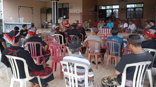 Desa Adat Kebon, Kecamatan Selemadeg, Tabanan, memediasi buruh proyek penginapan yang melanggar Nyepi, Minggu (30/3/2025). (Dok. Polsek Selemadeg)