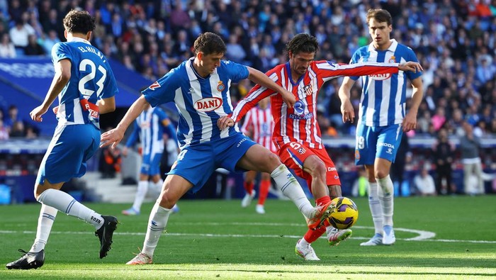 Soccer Football - LaLiga - Espanyol v Atletico Madrid - RCDE Stadium, Cornella de Llobregat, Spain - March 29, 2025 Espanyols Marash Kumbulla in action with Atletico Madrids Rodrigo De Paul REUTERS/Albert Gea