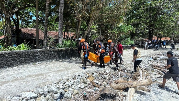Evakuasi korban tenggelam di Ujunggenteng, Sukabumi.