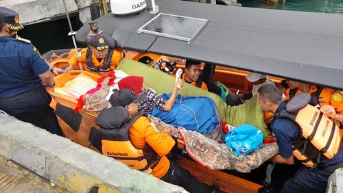 Evakuasi Nuryana (34), ibu hamil dalam kondisi darurat dari Pulau Papagarang, Desa Papagarang, Kecamatan Komodo, Manggarai Barat, NTT, tiba di Pelabuhan Marina Labuan Bajo, Minggu (30/3/2025) pagi. (Dok. Pos SAR Labuan Bajo)