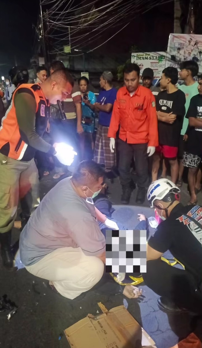 Evakuasi remaja yang tewas kecelakan di Surabaya