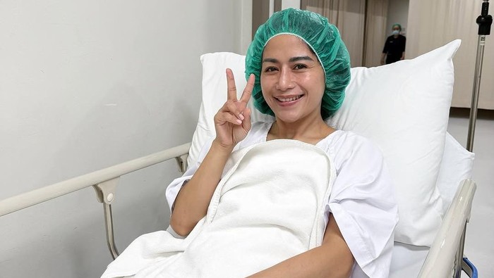 Farida Nurhan operasi pengangkatan kelenjar getah bening.