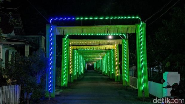 Gemerlap lampu di kampung Trenggalek jelang Lebaran