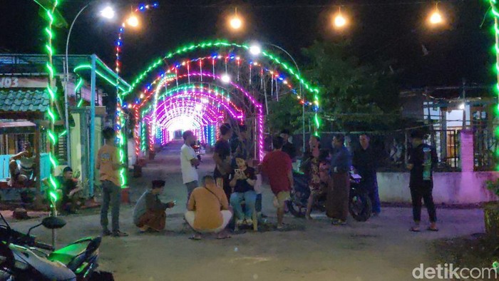 Gemerlap lampu di kampung Trenggalek jelang Lebaran