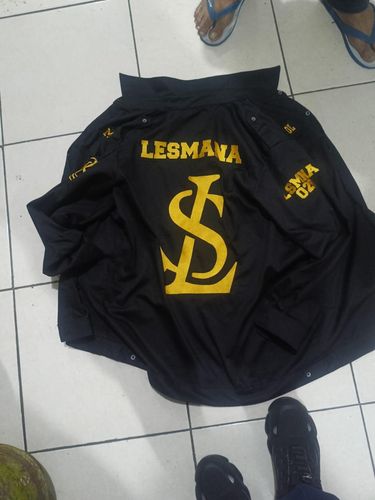 Penampakan barang bukti belasan senjata tajam dari sekelompok gangster yang diamankan Polresta Pati, Minggu (30/3/2025).