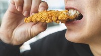 Tak semua sisa makanan terasa kembali nikmat usai dipanaskan di microwave. Contohnya makanan yang mengandung banyak minyak. Minyaknya bisa menciprat saat proses pemanasan. Foto: Getty Images/iStockphoto
