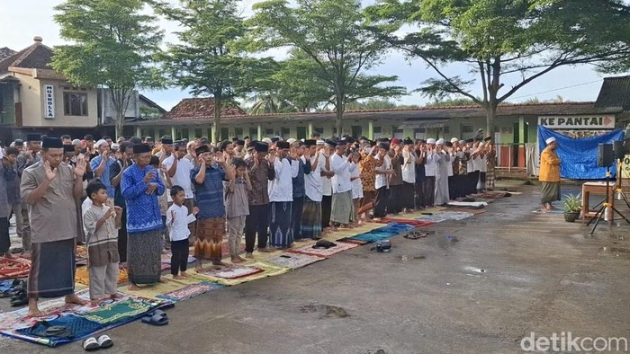Ratusan jemaah Majelis Sholawat Asyagil Kubro melaksanakan salat id di halaman parkir Harmony kawasan Pantai Parangtritis, Kretek, Bantul, Minggu (30/3/2025).