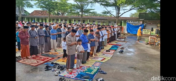 Ratusan jemaah Majelis Sholawat Asyagil Kubro melaksanakan salat id di halaman parkir Harmony kawasan Pantai Parangtritis, Kretek, Bantul, Minggu (30/3/2025).