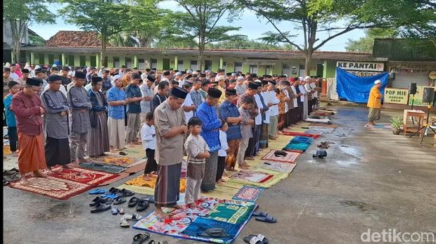 Ratusan jemaah Majelis Sholawat Asyagil Kubro melaksanakan salat id di halaman parkir Harmony kawasan Pantai Parangtritis, Kretek, Bantul, Minggu (30/3/2025).