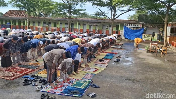 Ratusan jemaah Majelis Sholawat Asyagil Kubro melaksanakan salat id di halaman parkir Harmony kawasan Pantai Parangtritis, Kretek, Bantul, Minggu (30/3/2025).