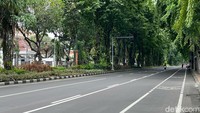 Jalan Raya Darmo yang biasanya seibuk juga terlihat lengang (Foto: Esti Widiyana)
