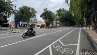 Hanya terlihat satu atau dua kendaraan yang lewat (Foto: Esti Widiyana)
