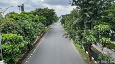 Lengangnya Jalanan di Surabaya Sehari Sebelum Lebaran