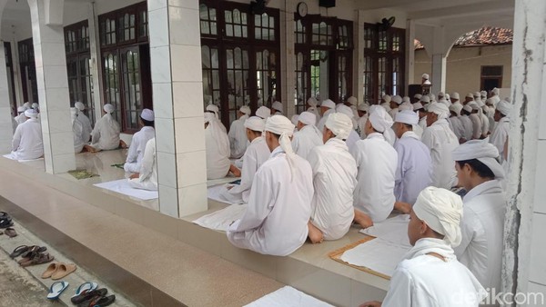 Potret Jemaah Asy-syahadatain Indramayu Laksanakan Salat Id Hari Ini
