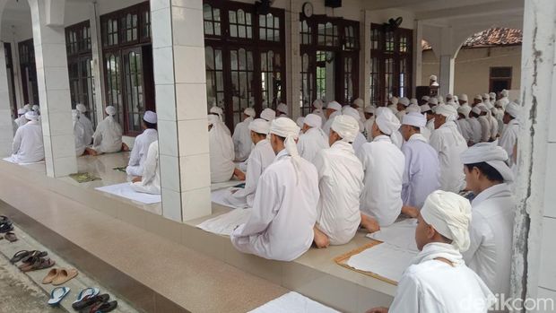Jamaah Asy-Syahadatain di Desa Tinumpuk, Kecamatan Juntinyuat,  Kabupaten Indramayu menggelar salat Idul Fitri lebih awal