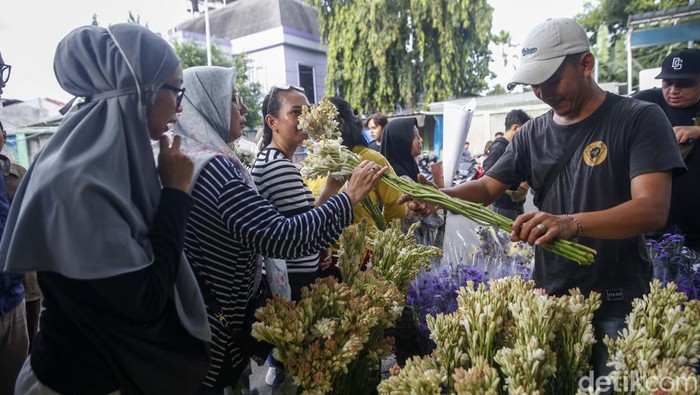 Sejumlah masyarakat mendatangi Pasar Rawa Belong untuk membeli bunga, Jakarta, Minggu (30/3/2025).