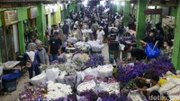 Menjelang Idul Fitri 1446 H atau Lebaran, Pasar Rawa Belong ramai didatangi pembeli. 