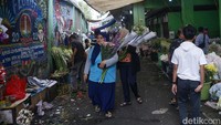 Semakin malam biasanya harga bunga akan semakin mahal, karena pasokannya sudah semakin sedikit atau sudah mau habis tetapi yang mau beli masih banyak.