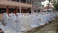Jamaah perempuan Asy-Syahadatain menggelar di halaman Madrasah Yayasan Al Kautsar di belakang Masjid Nurul Huda.
