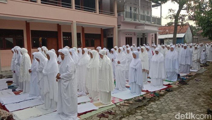 Jemaah Asy-Syahadatain melaksanakan salat Ied pada Minggu (30/3/2025)