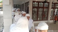Jamaah Asy-Syahadatain di Desa Tinumpuk, Kecamatan Juntinyuat, Kabupaten Indramayu cukup besar. Jumlah jamaahnya melebih seribu orang bahkan lebih.